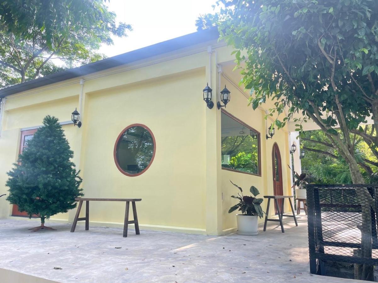 Rain Tree Cafe & Homestay Uthai Thani Εξωτερικό φωτογραφία