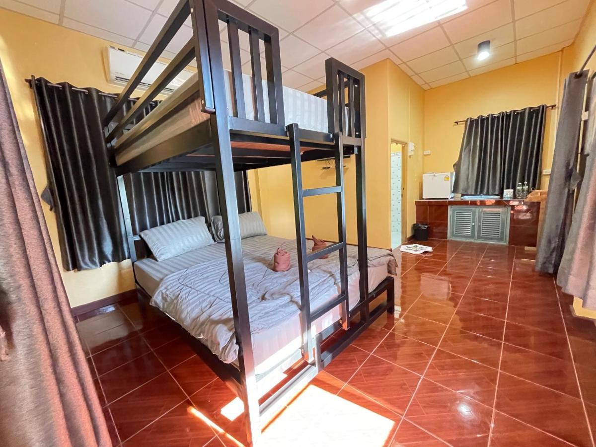 Rain Tree Cafe & Homestay Uthai Thani Εξωτερικό φωτογραφία