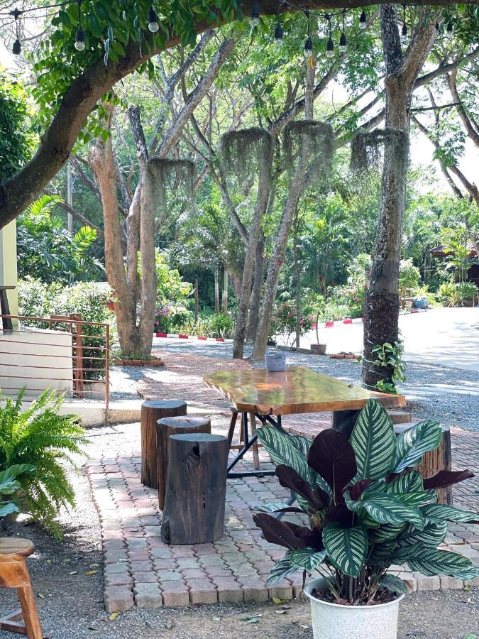 Rain Tree Cafe & Homestay Uthai Thani Εξωτερικό φωτογραφία