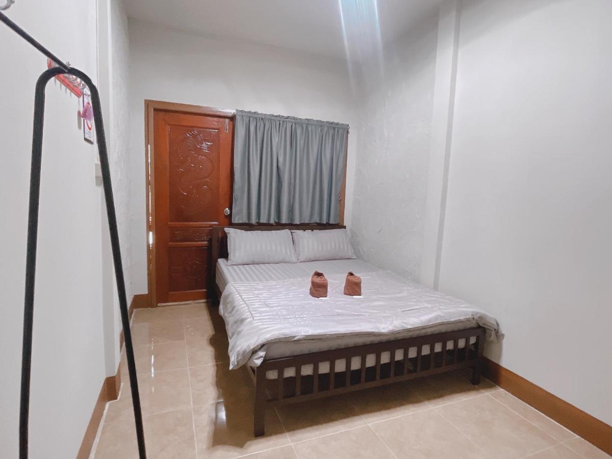 Rain Tree Cafe & Homestay Uthai Thani Εξωτερικό φωτογραφία