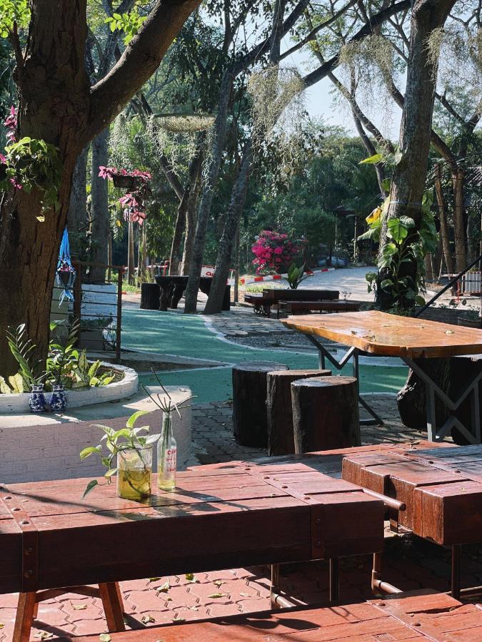 Rain Tree Cafe & Homestay Uthai Thani Εξωτερικό φωτογραφία