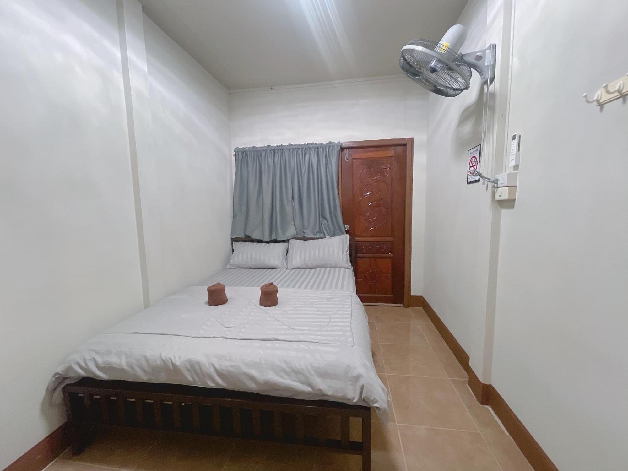 Rain Tree Cafe & Homestay Uthai Thani Εξωτερικό φωτογραφία