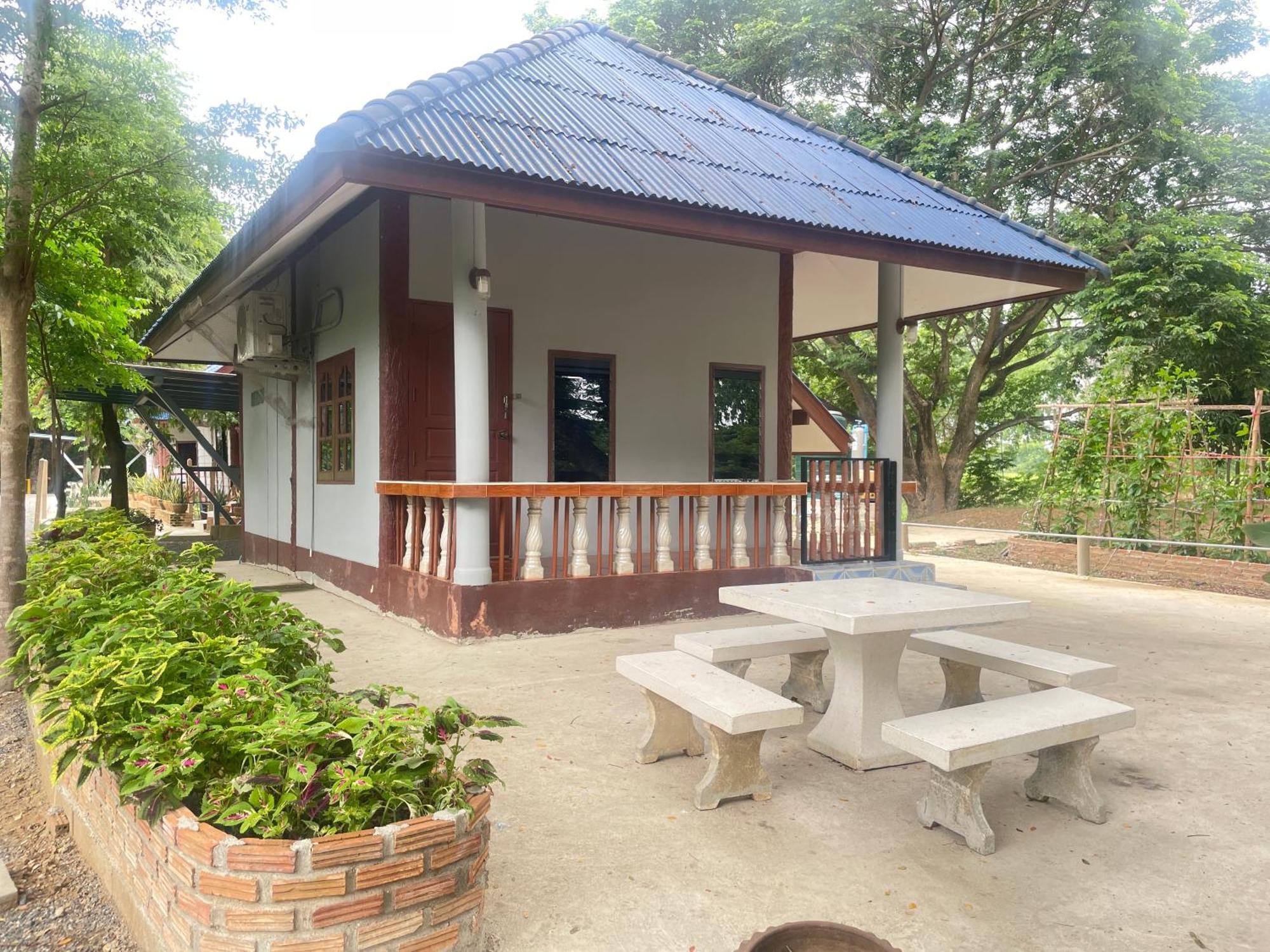 Rain Tree Cafe & Homestay Uthai Thani Εξωτερικό φωτογραφία